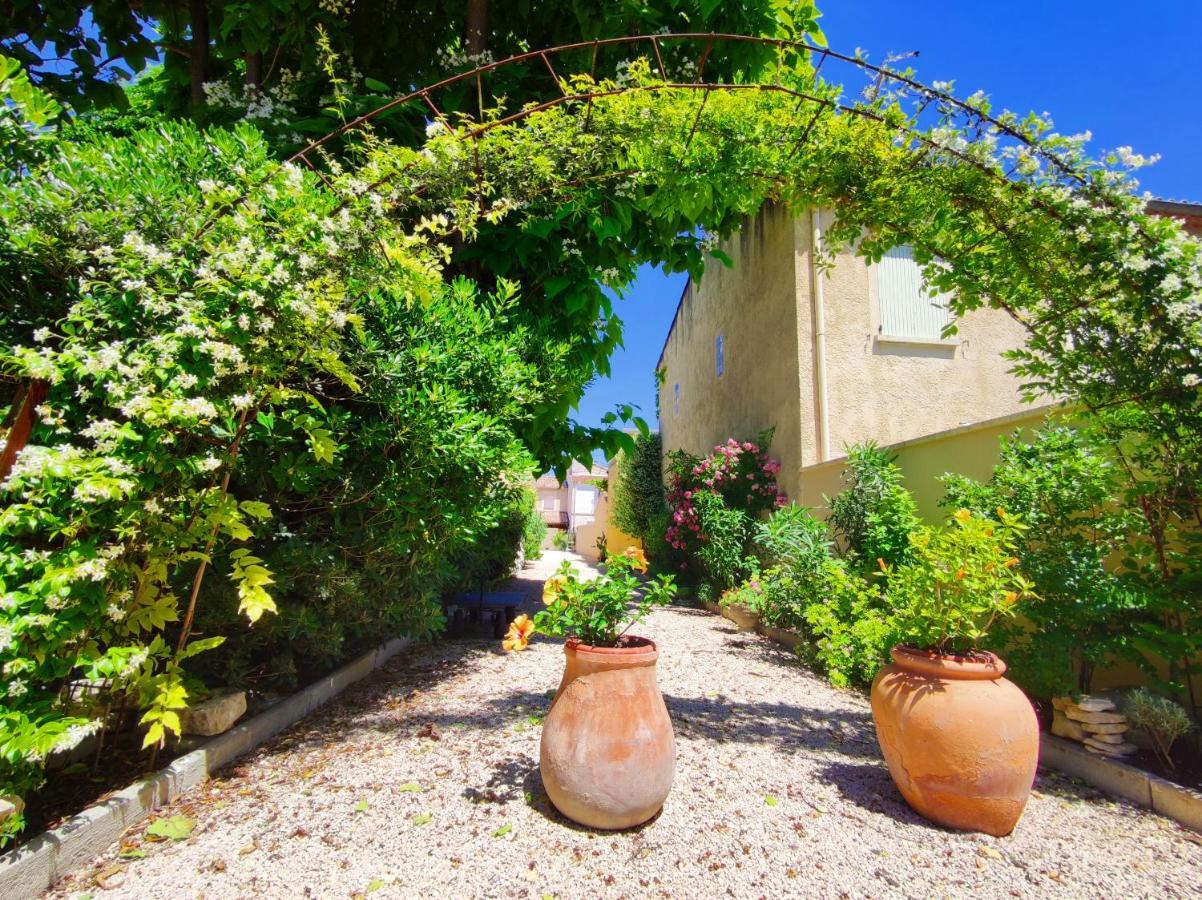 Au Murmure De La Sorgue Vila LʼIsle-sur-la-Sorgue Exterior foto